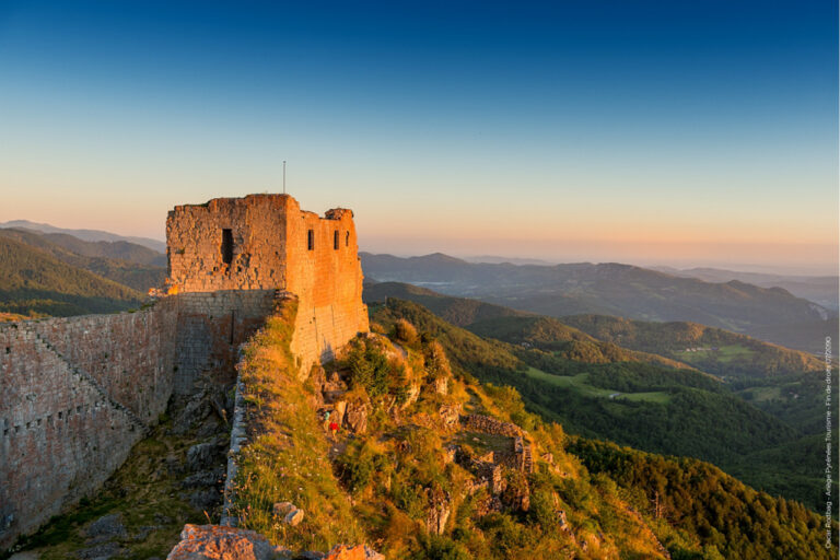 Montségur - Oscar Rodbag Ariege Pyrenees tourisme (1)