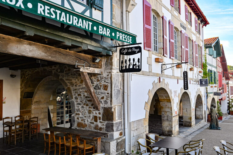 La Bastide Clairence place des Arceaux 003 ©ADT64